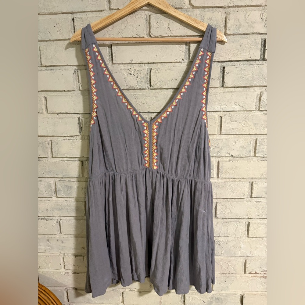 TORRID size 2 (2X) top. Sleeveless gauze, embroidered v-neck tank EUC no flaws